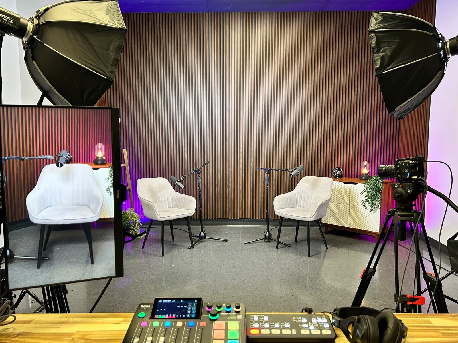 Plateau d'entrevue du studio vu de la régie